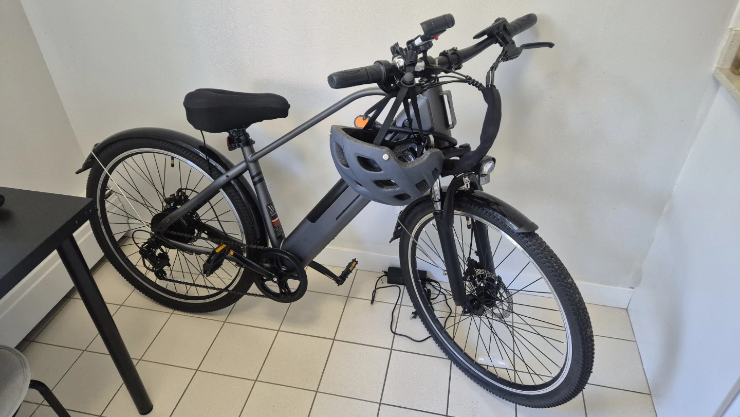 Electric Bike / Like New + $150 Accessories Included