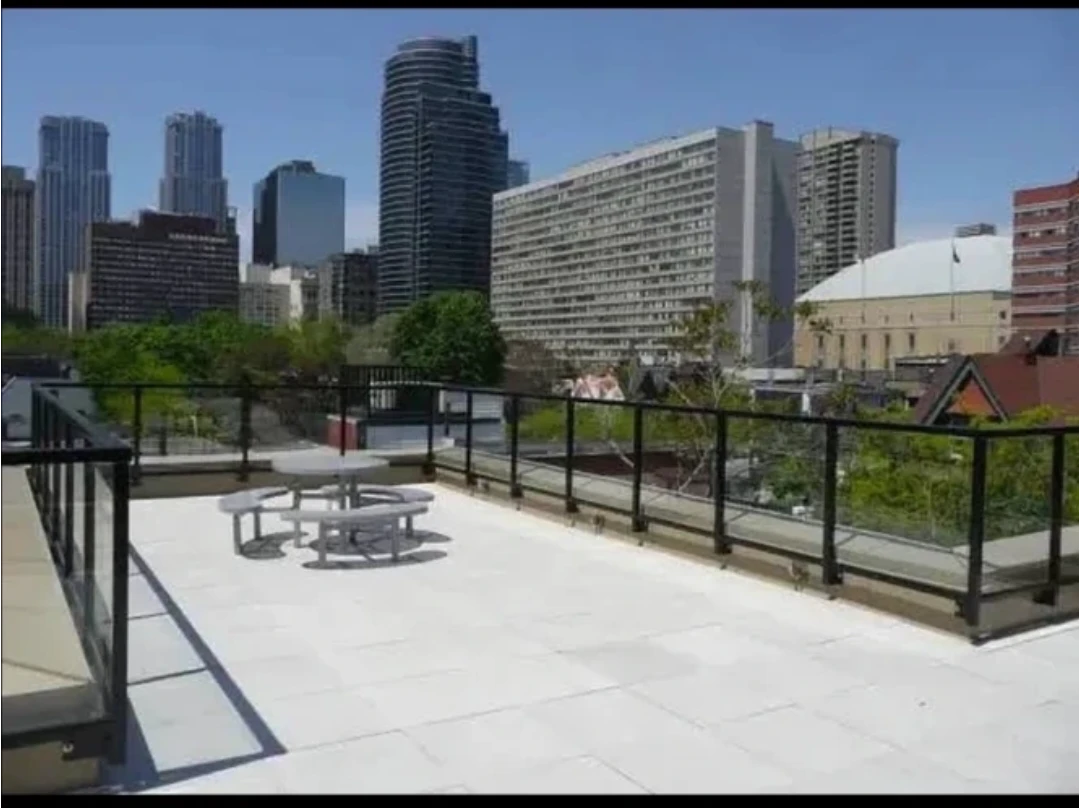URGENT SUBLEASE IN DOWNTOWN TORONTO - photo 3