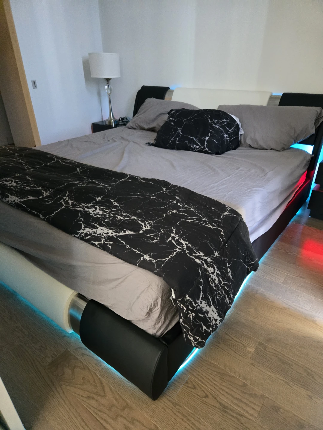 ⚠️Must go in 24h. Modern Platform Bed Frame with LED Lights