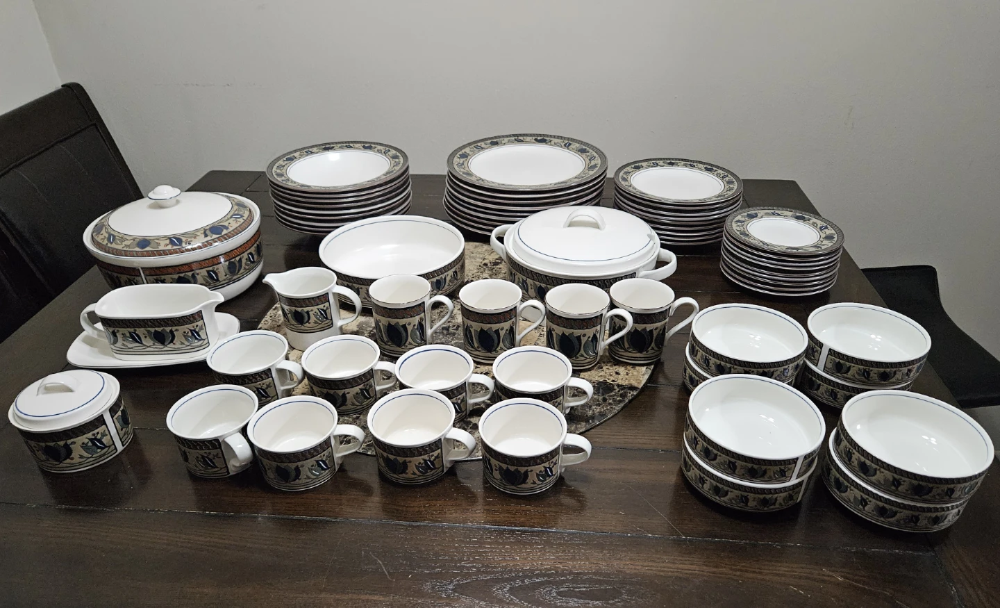 collection of Mikasa Intaglio "Arabella" stoneware dinnerwar - photo 5