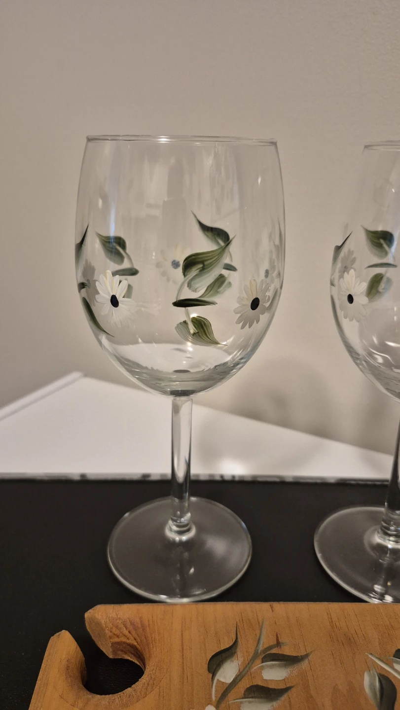 4 Hand-painted Wine Glasses & Wooden Holder Set - photo 4