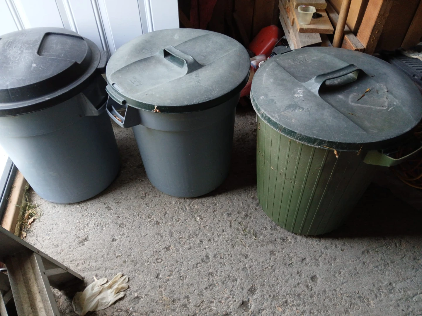 3 Outdoor Rubbermaid Bins with Lids - photo 2