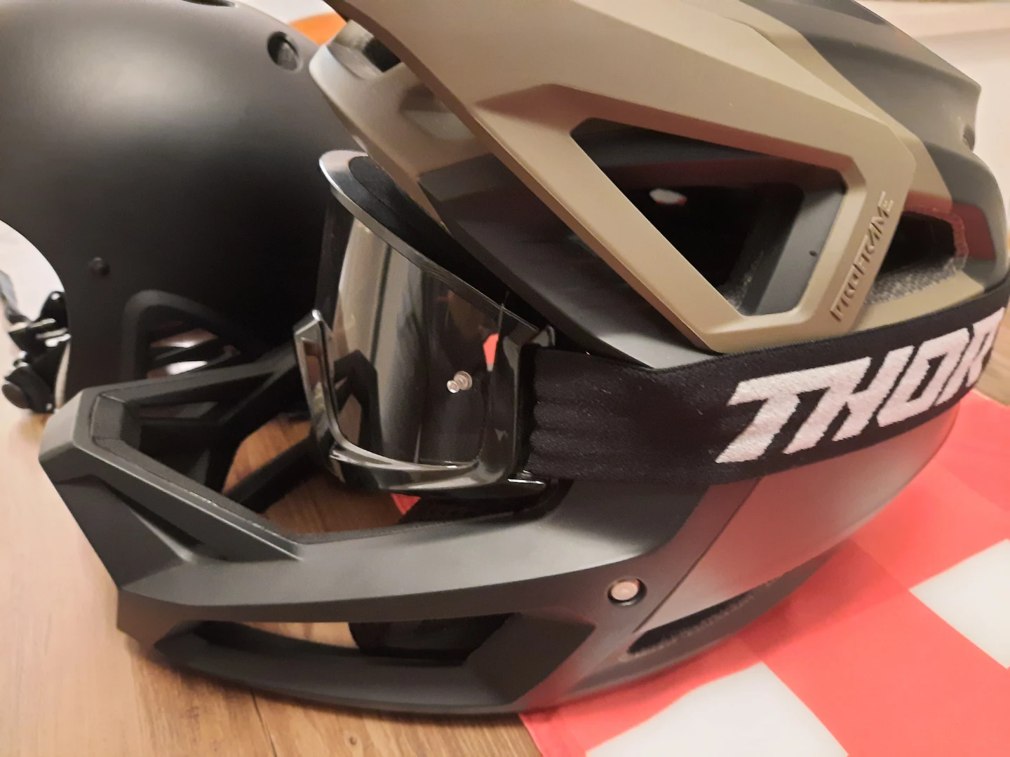 Fox Proframe Helmet with goggles and Krash helmet - photo 3