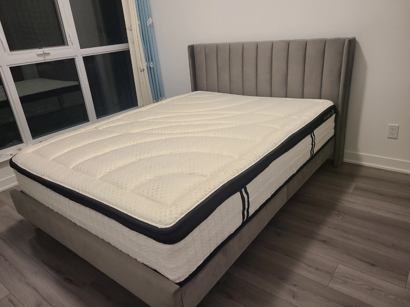 Home Stagging Use Almost New Queen Bed Frame - photo 2