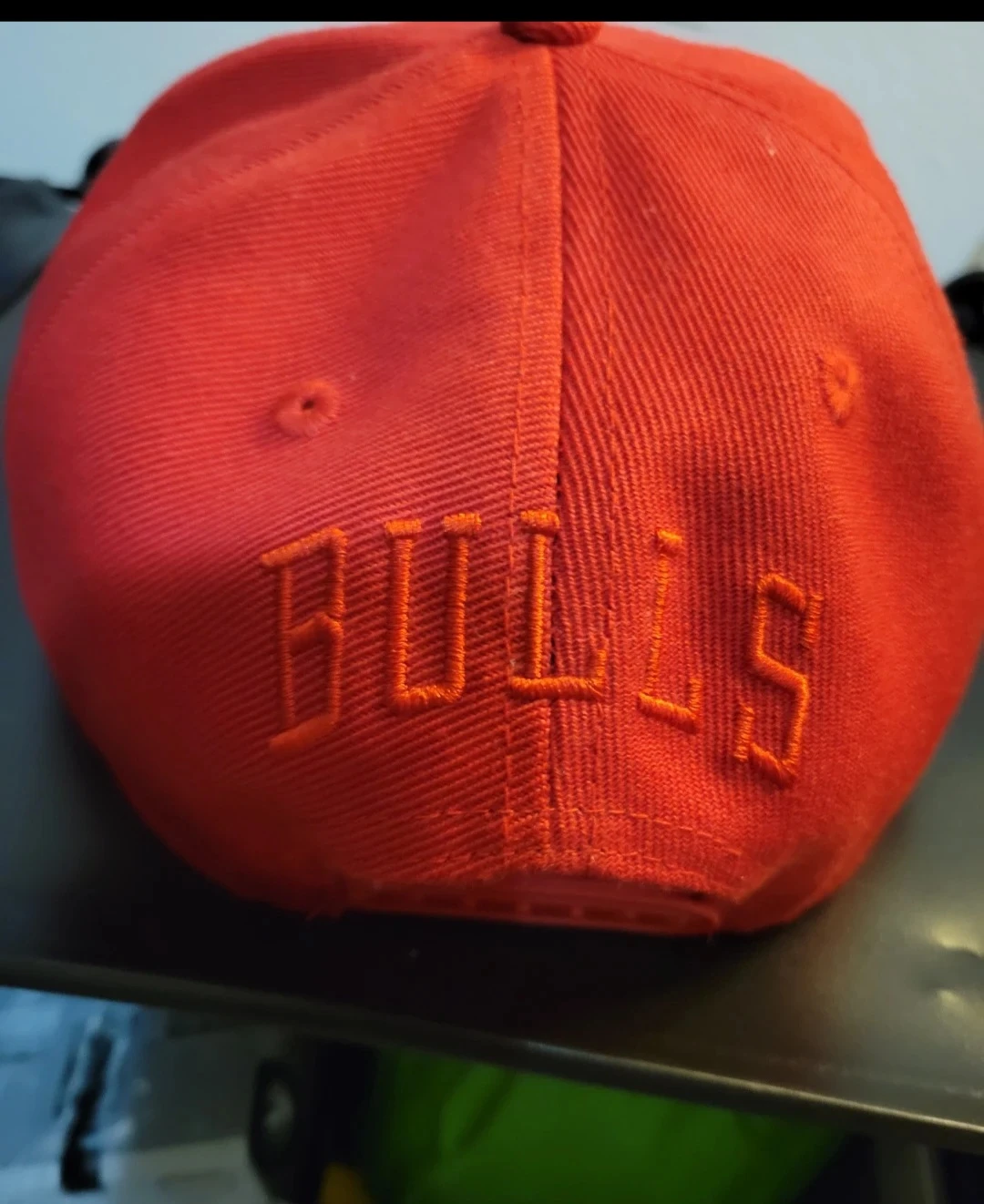 Chicago Bulls red snapback hat. Very lightly used. - photo 2