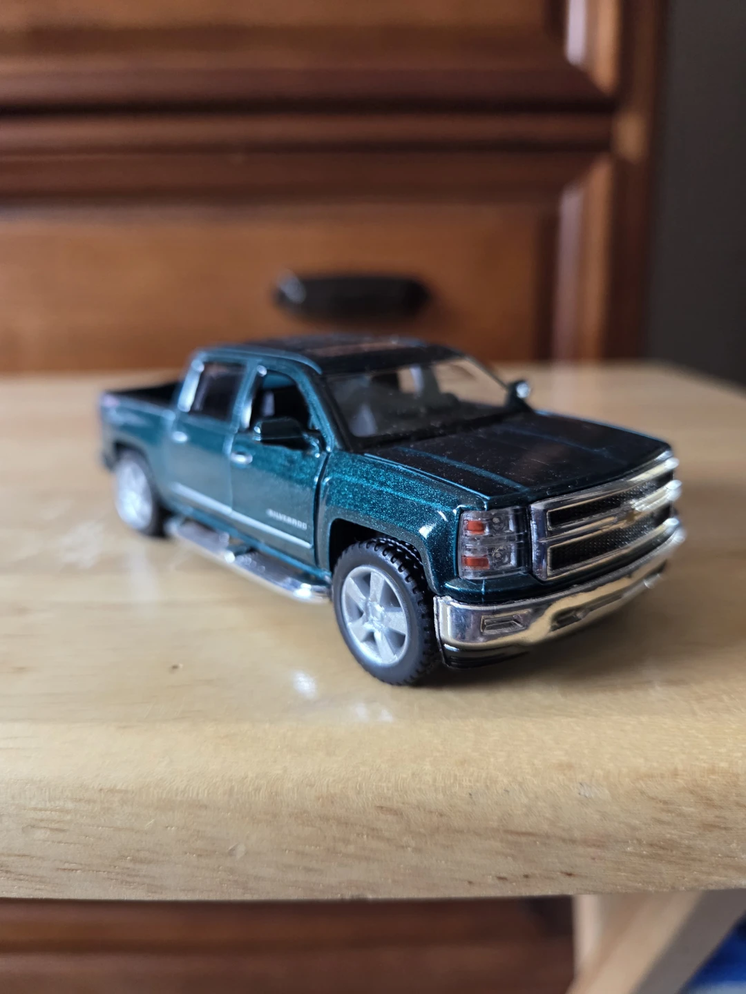 Green 2014 Chevrolet Silverado Scale 1/46 Toy Truck