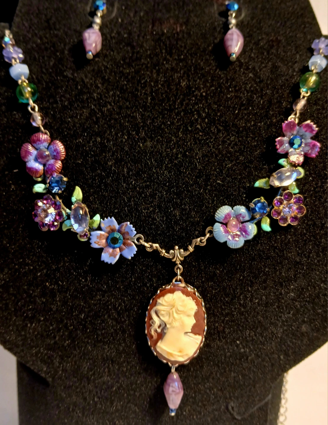 Cameo Pendant Necklace and Earring Set - photo 3