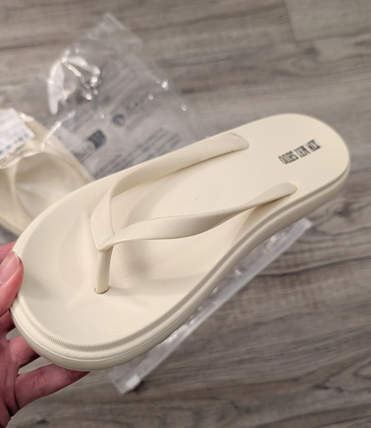 Creamy Flip Flops 37 NEW