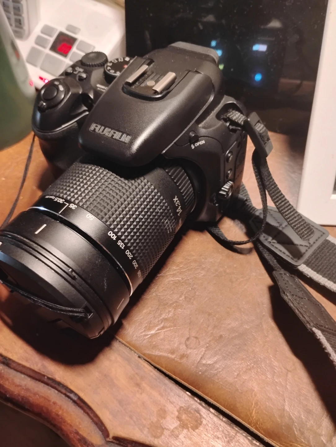 FUJIFILM Dinepix S200 EXR - photo 2