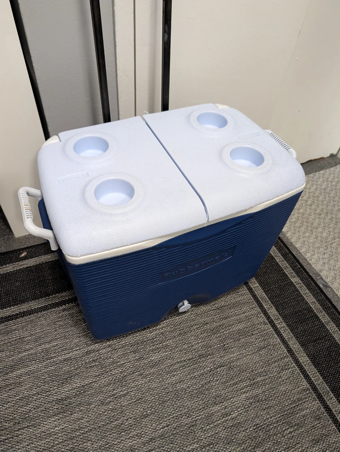 Rubbermaid Cooler - photo 2