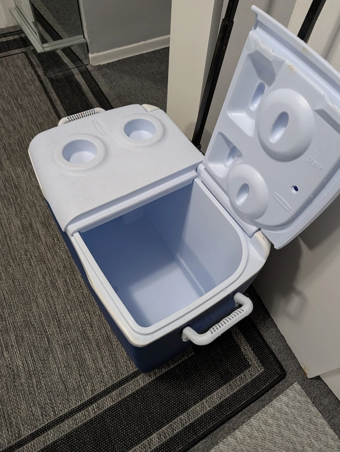 Rubbermaid Cooler - photo 3