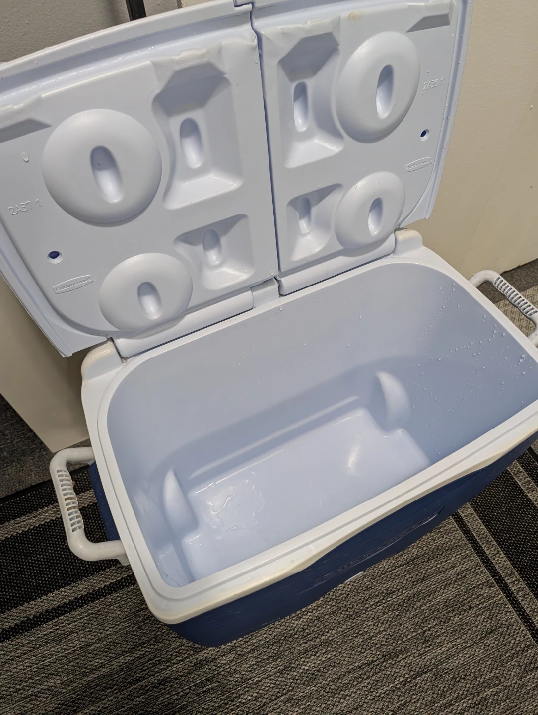 Rubbermaid Cooler - photo 5