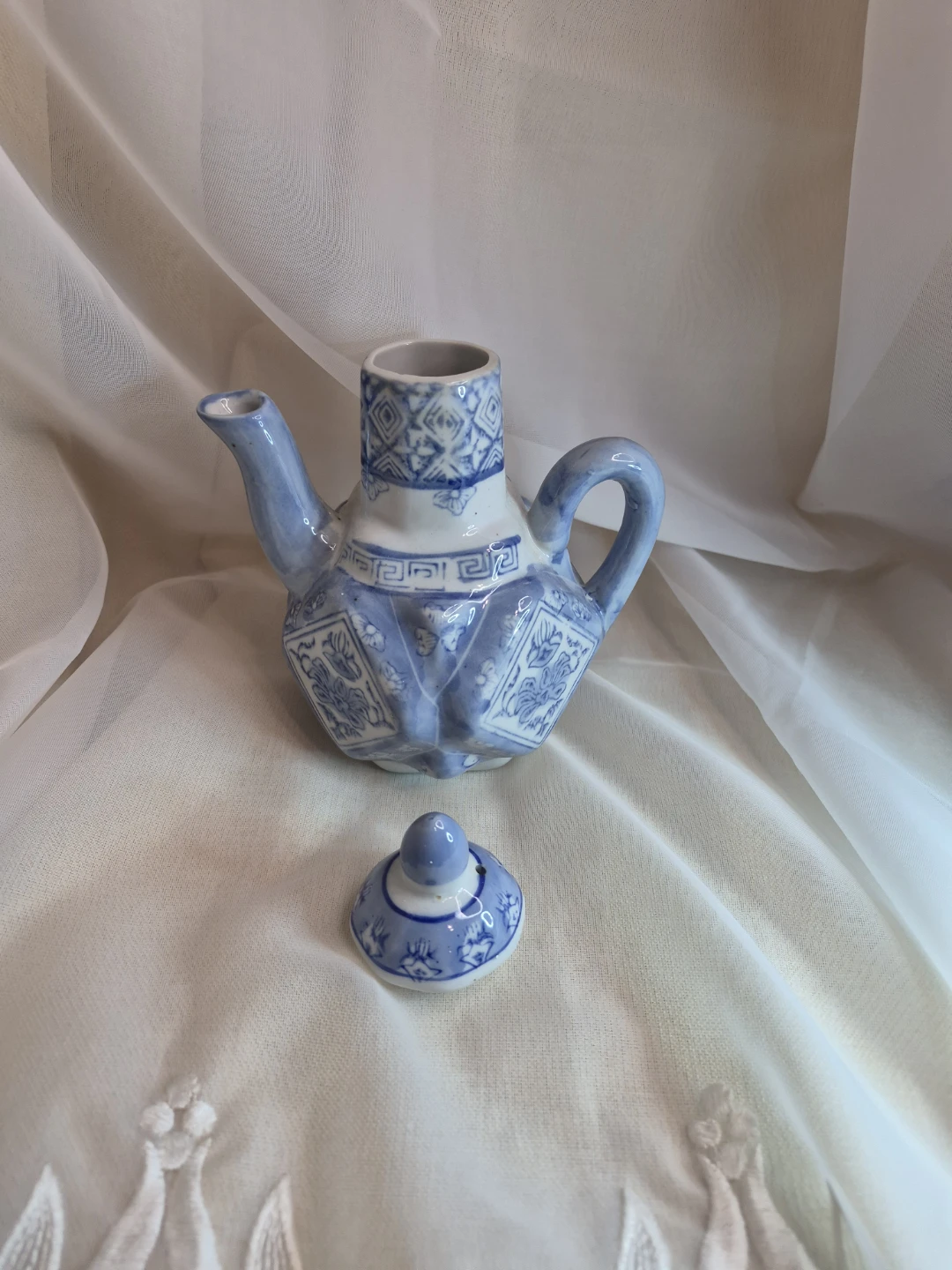 Beautiful Vintage 7" Porcelain Chinoiserie Tea Pot - photo 4