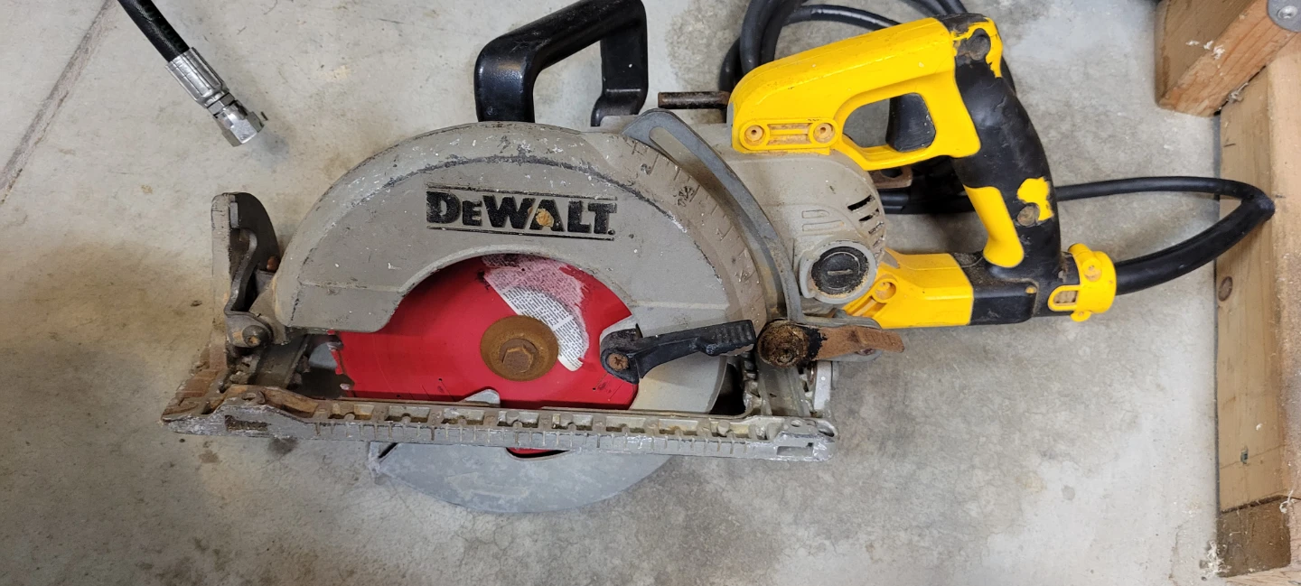 DEWALT 7-1/4" Worm Drive Circular Saw