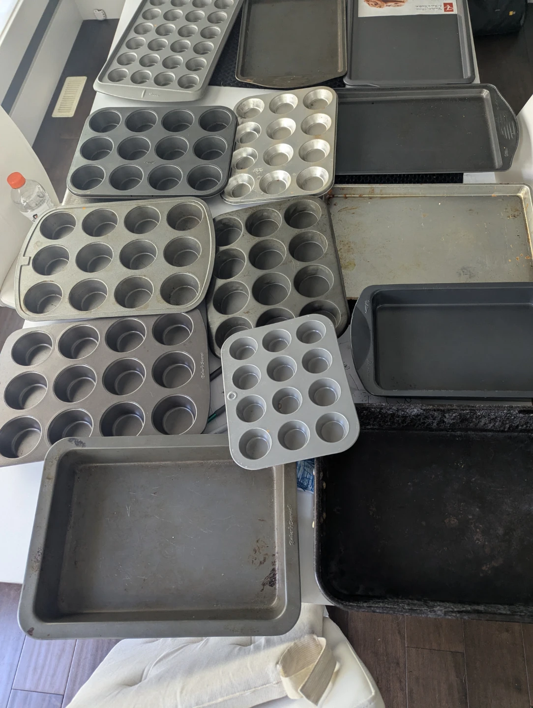 Assorted Baking Pans and Muffin Tins different prices - photo 3