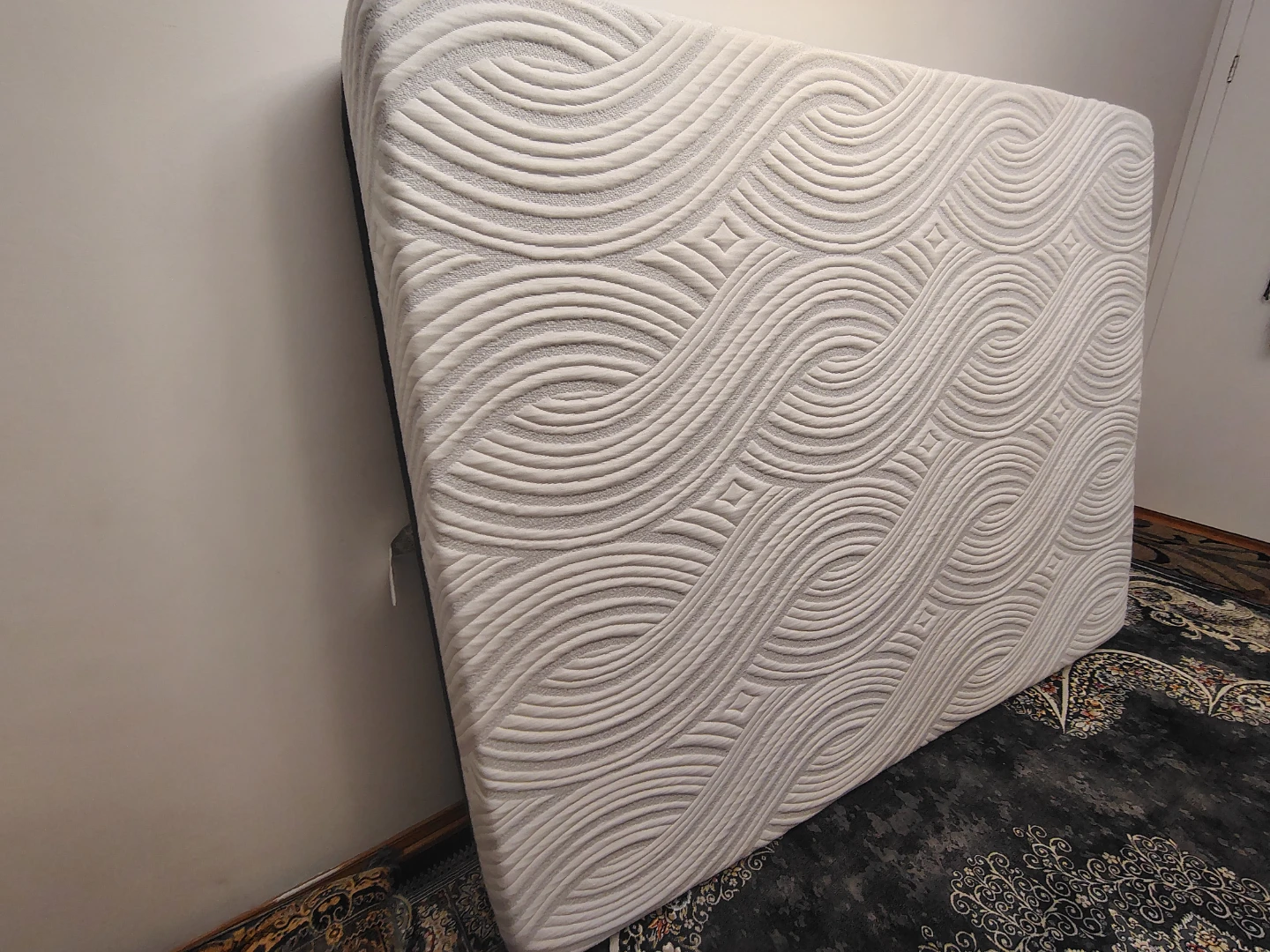 White Queen Size Mattress with Wave Pattern - photo 2