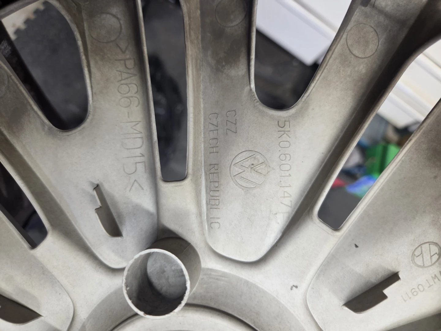 Set of 4 Volkswagen Hubcaps 5K0.601.147 - photo 2