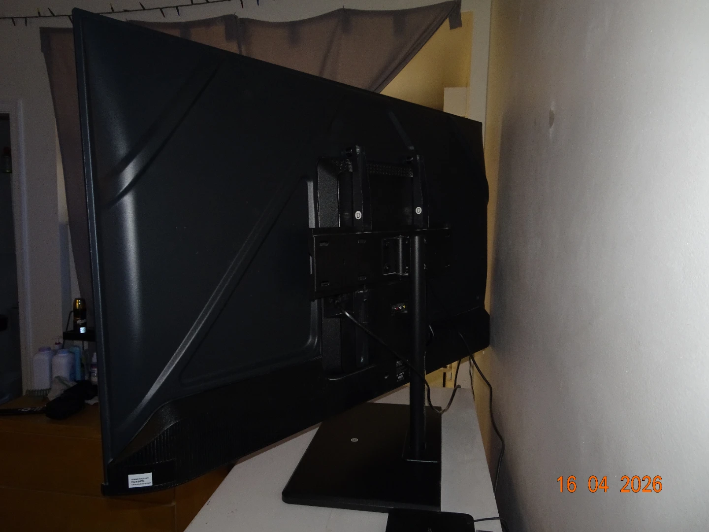 Hisense 50" QLED 4K Smart TV + ONN Adjustable Base - photo 4