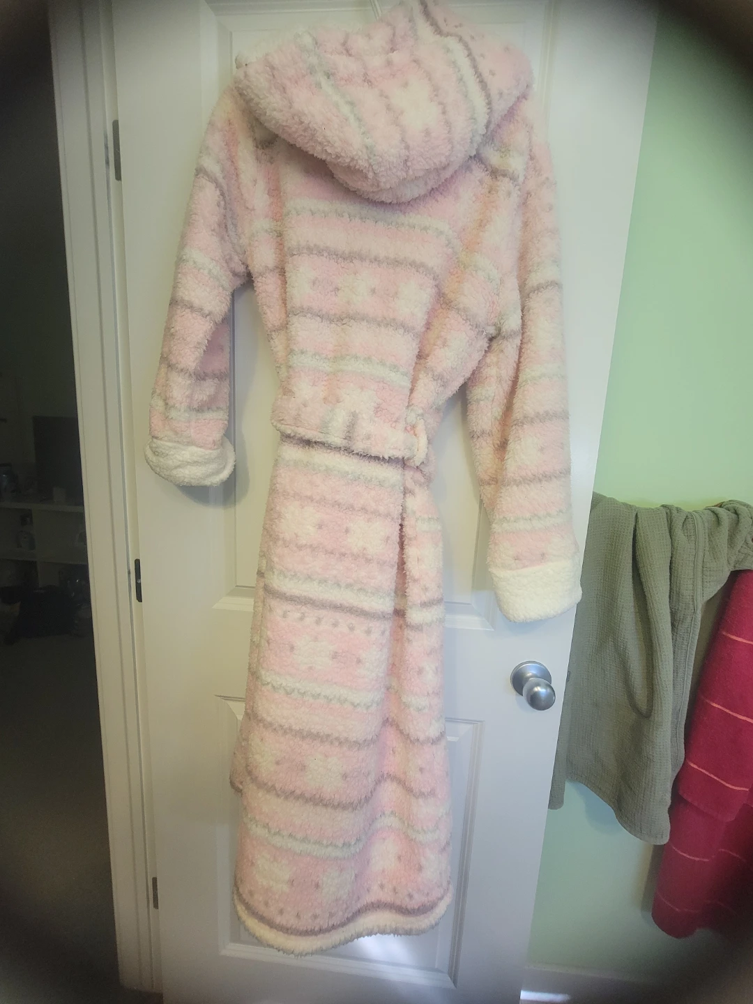 Plush pink and grey plaid hooded bathrobe - photo 2