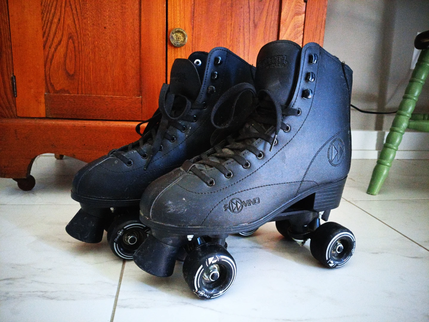 Reewind Men's Size 11 Derby roller skates