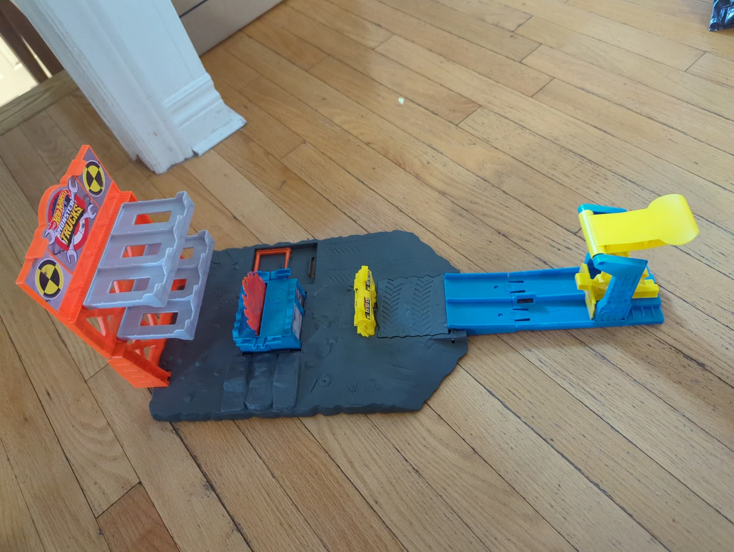 Hot Wheels Monster Trucks Play Set w/ Builder Display Launcher - photo 2