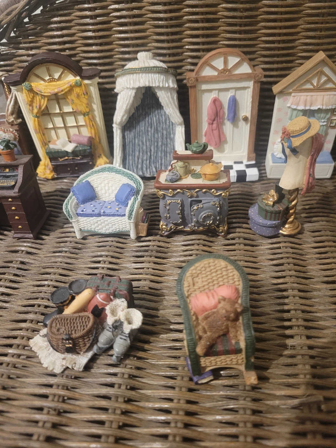 Vintage Miniature Dollhouse Furniture & Accessories Set - photo 2