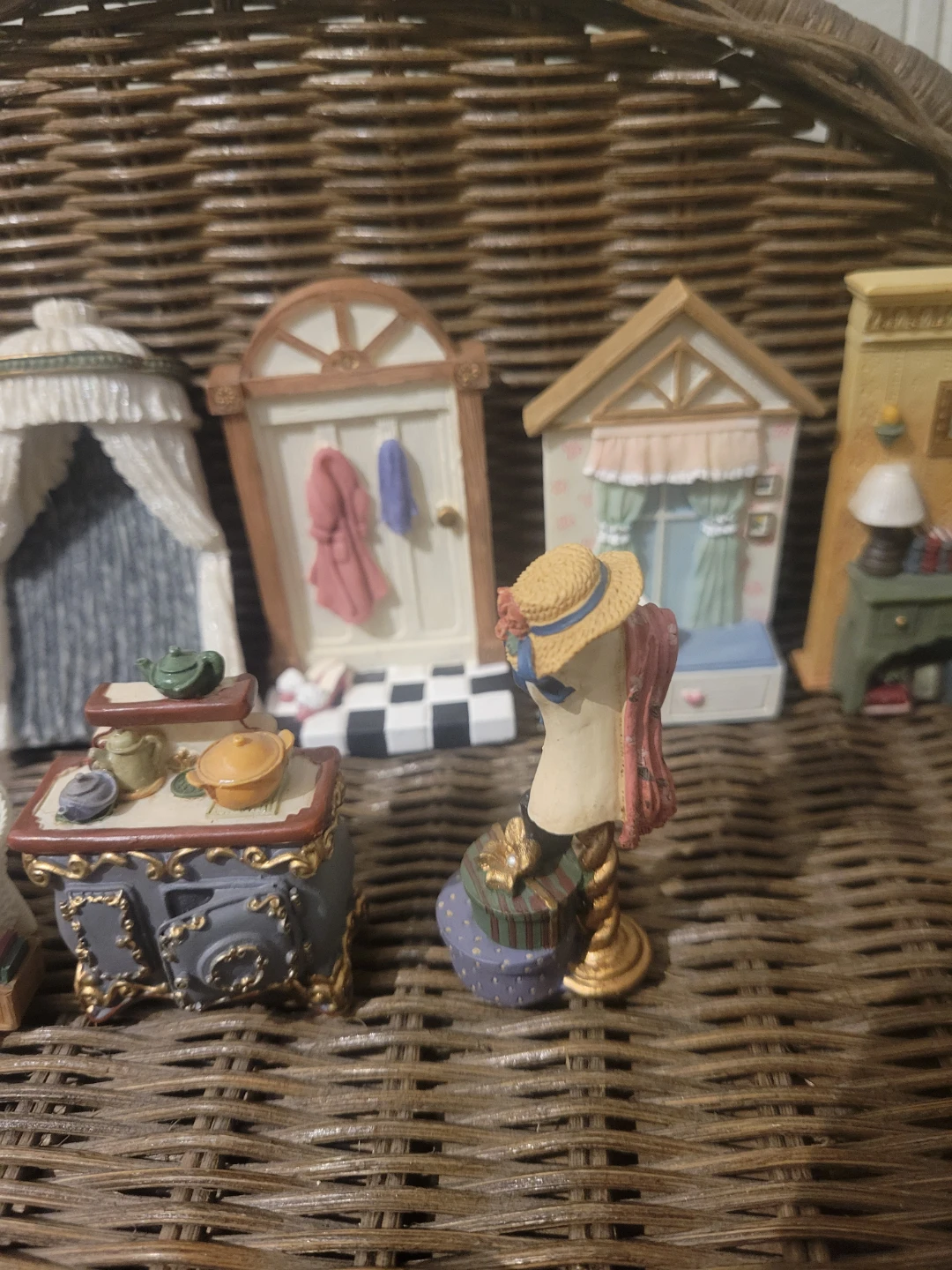 Vintage Miniature Dollhouse Furniture & Accessories Set - photo 4