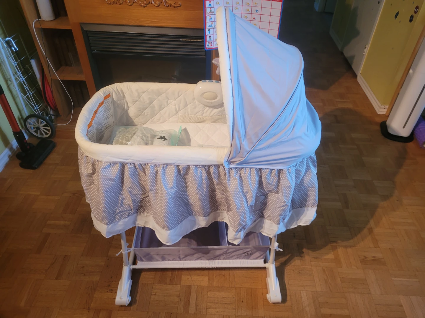 Bily Rocking Bassinet With 5 Fitted Sheets