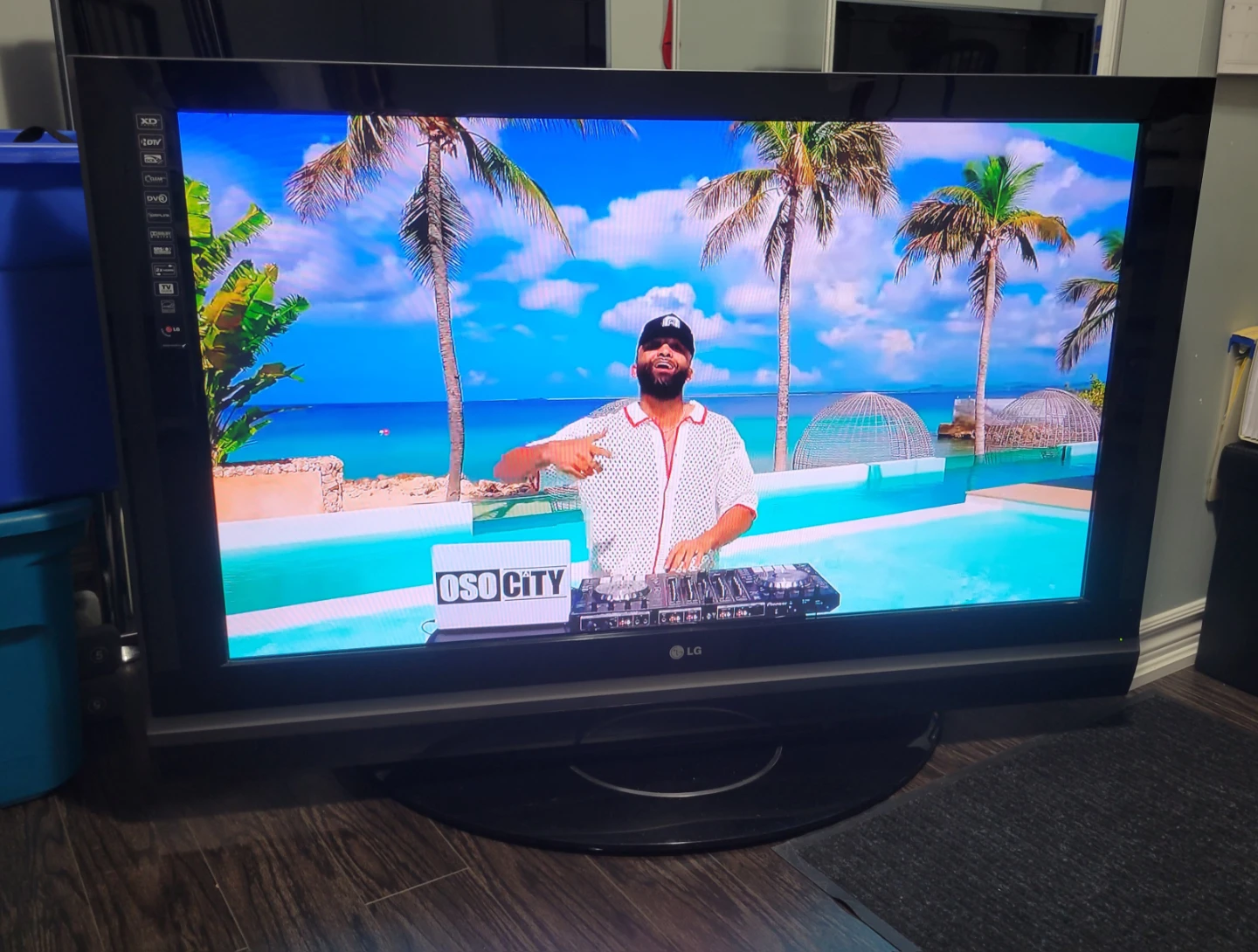 LG 50" TV - photo 2