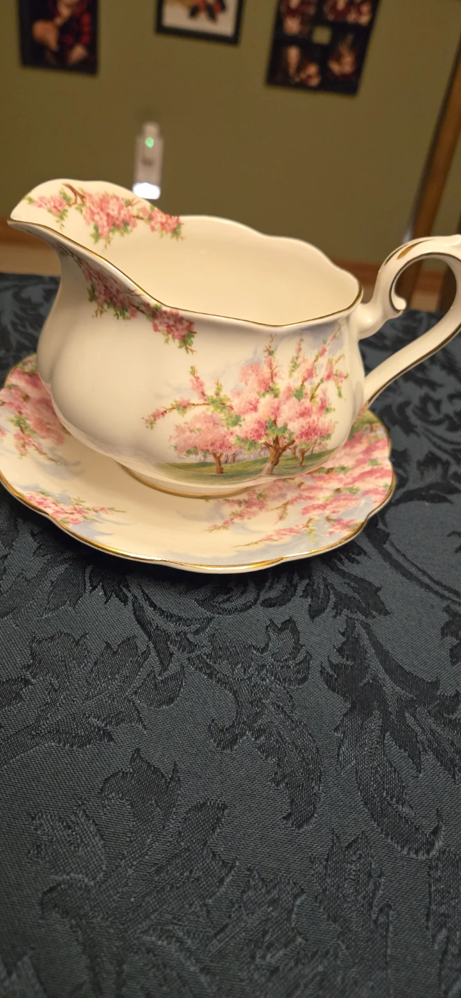 Royal Albert Vintage Porcelain Large Gravy Boat and Saucer Set - photo 3