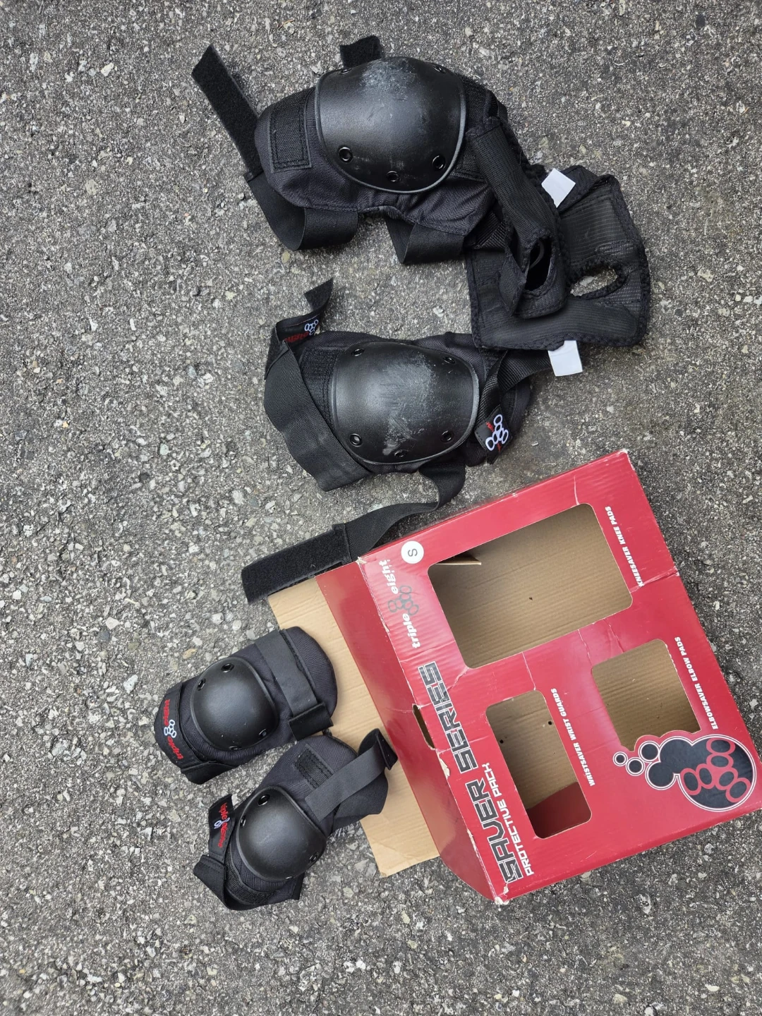 This Triple Eight Saver Series Protective Pack - photo 2