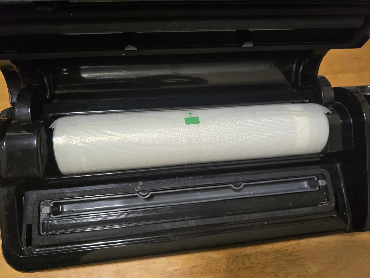 FoodSaver Vacuum Sealer +5 refill rolls - photo 3