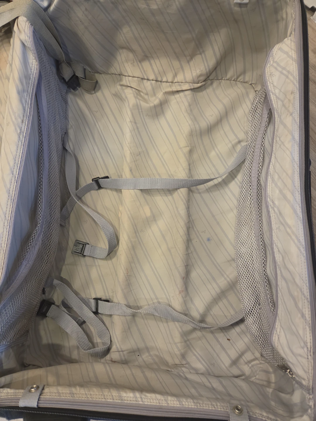 Ricardo Black Rolling Suitcase - photo 3