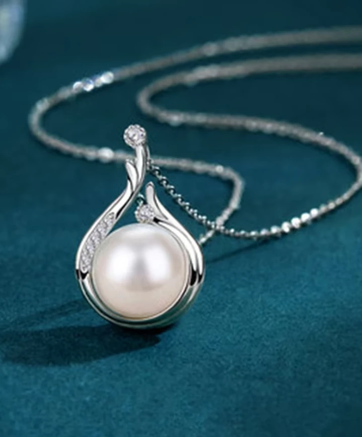(NEVER USED) Princess Pearl and Diamond Accent Pendant Necklace