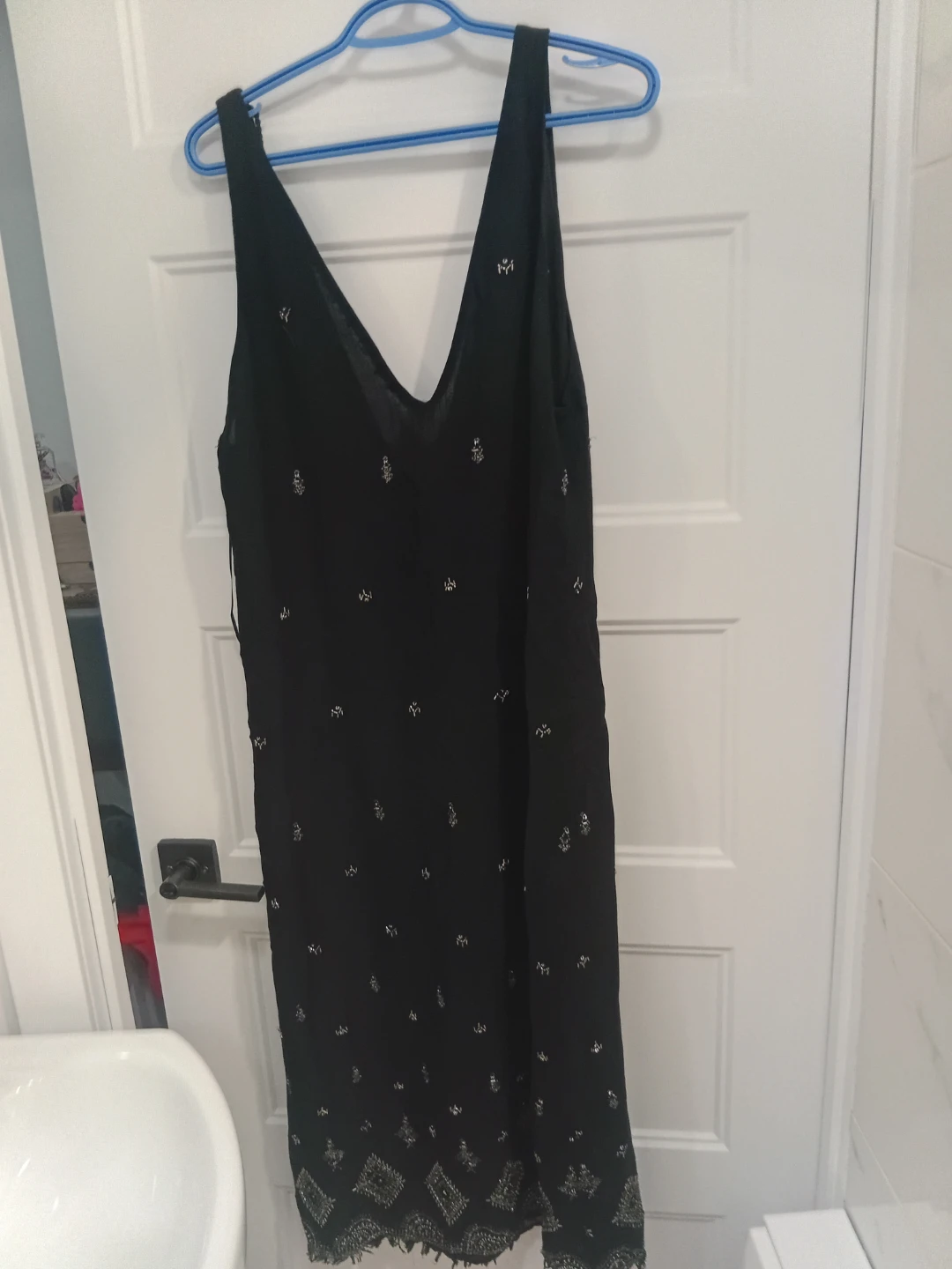 Robe noire à ornements