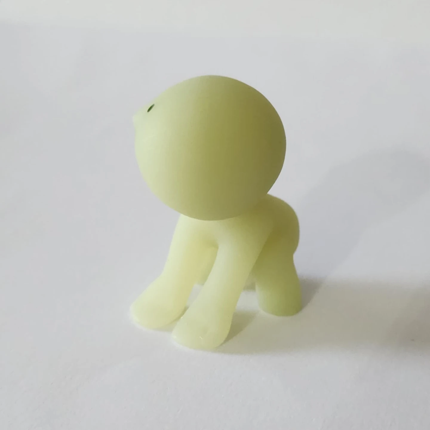 Smiski Living: Lifting - Glow in the Dark Figure - photo 2