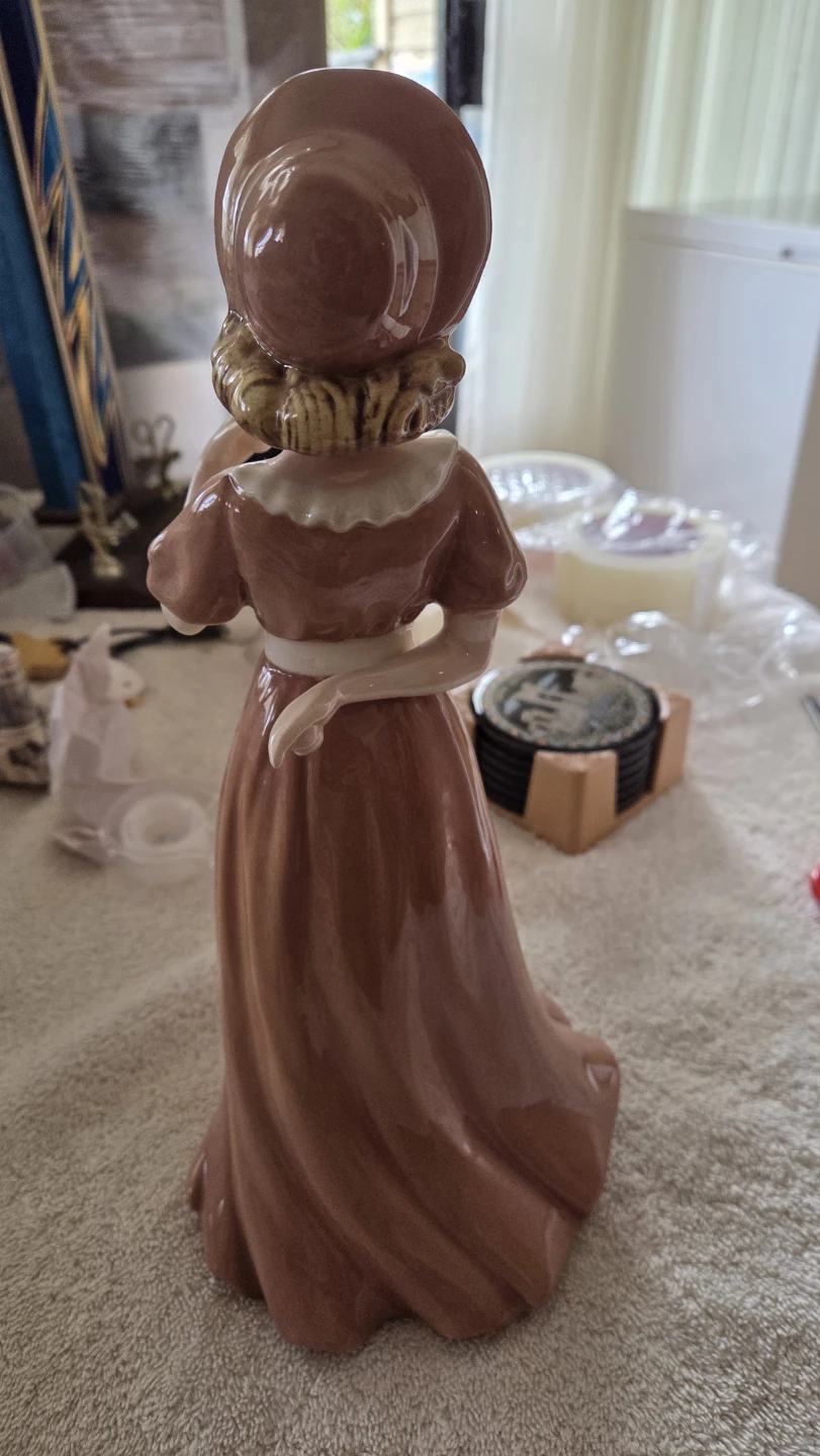 Porcelain Victorian lady figurine in pink dress - photo 2