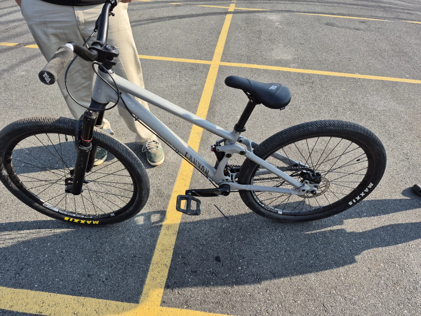 Canyon  STITCHES 720 Full Suspension Dirt Jump Bike