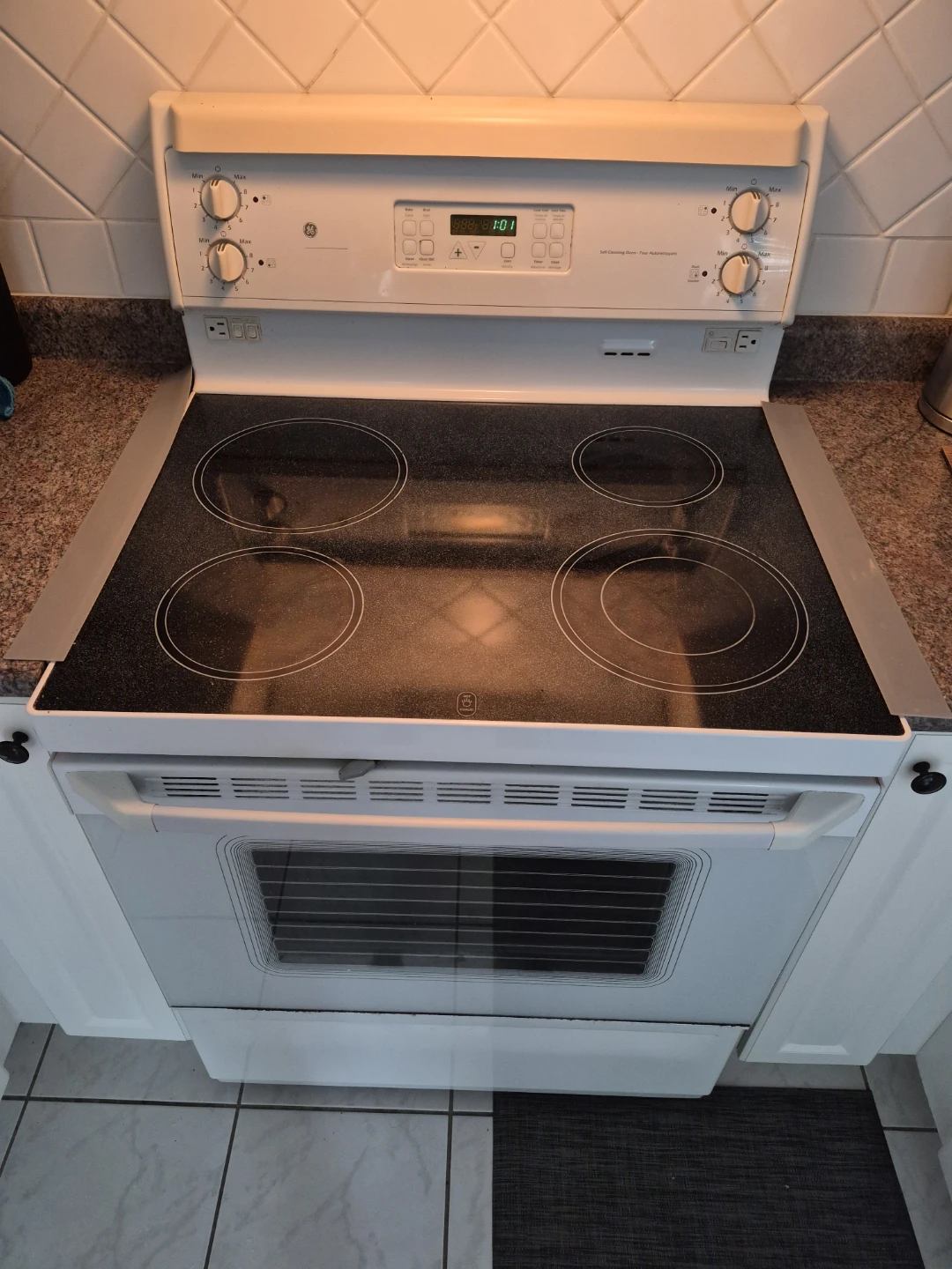 GE Electric Range (30") — Working, Cracked Glass Top.