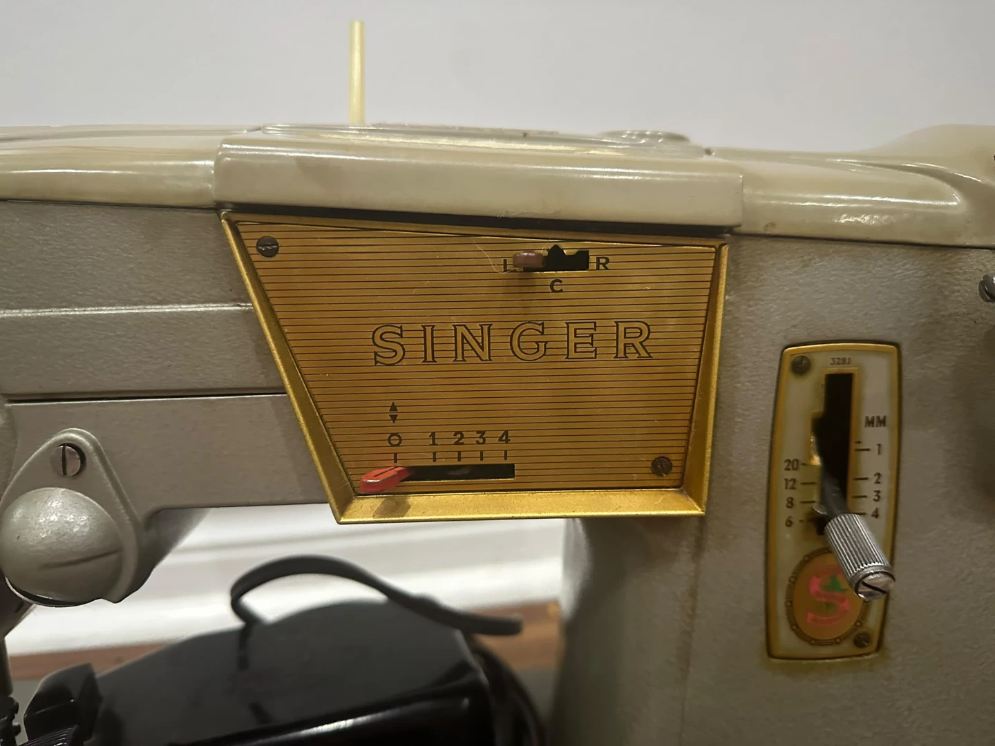 Singer Sewing Machine - photo 2