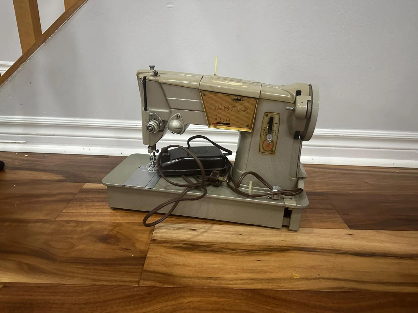 Singer Sewing Machine - photo 3