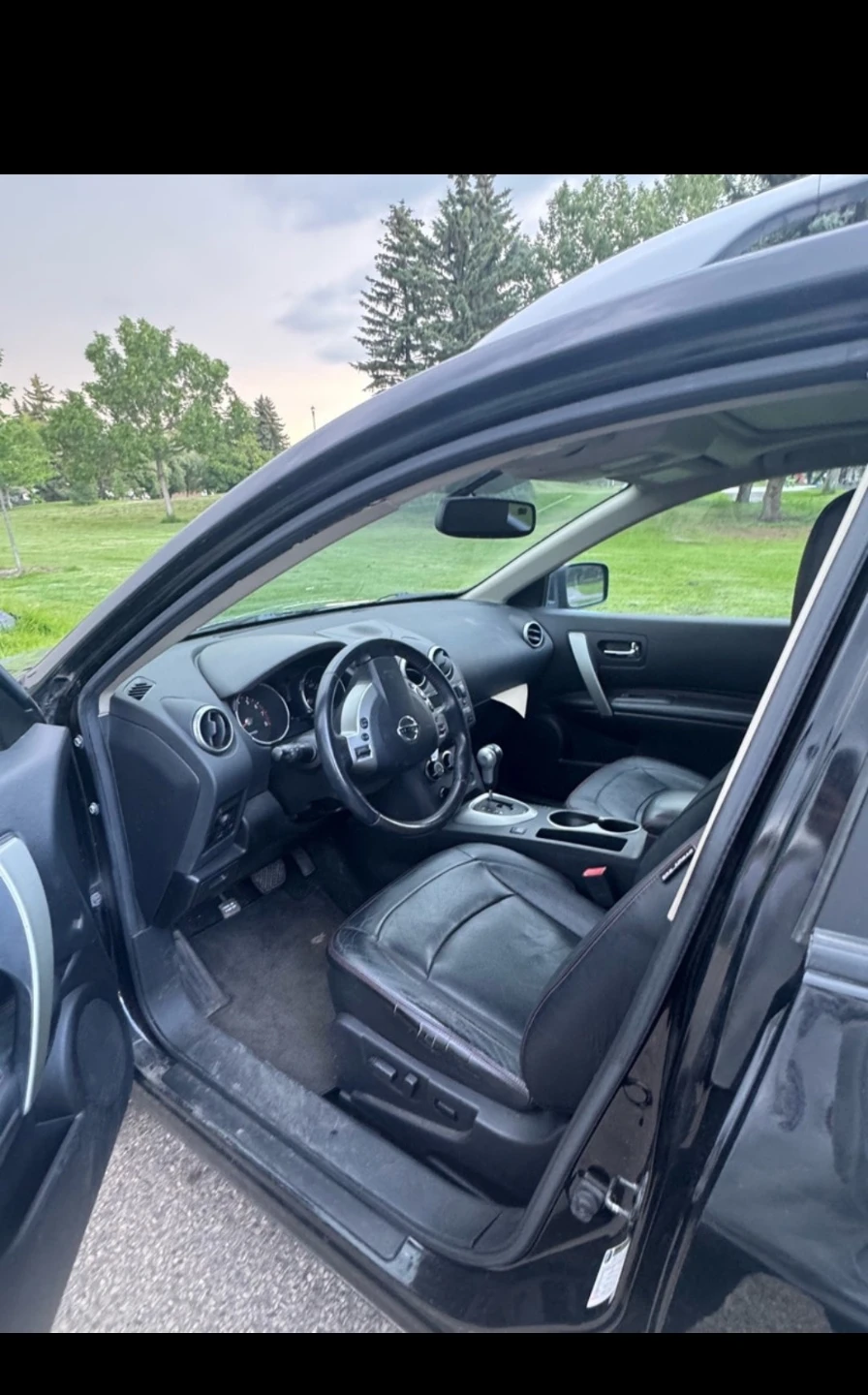Black Nissan Rogue 2010