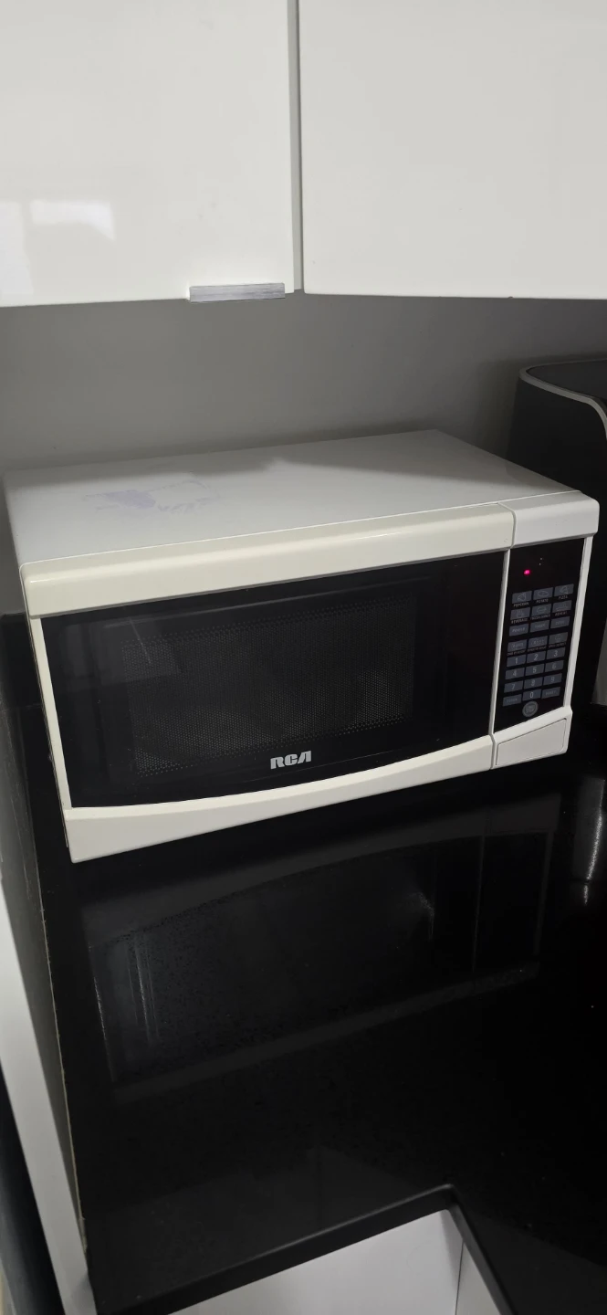 RCA Microwave Oven - photo 2