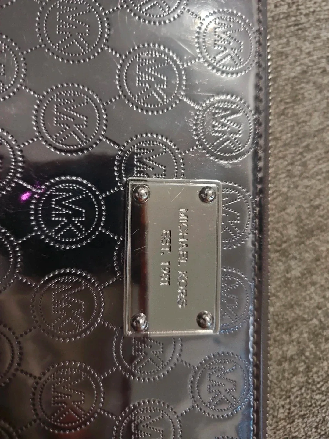 Michael Kors Silver Patent Zip Wallet - photo 2