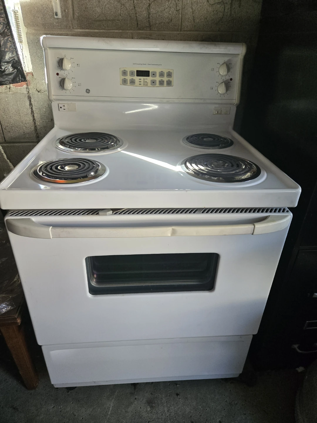 GE  (General Electric) White Stove