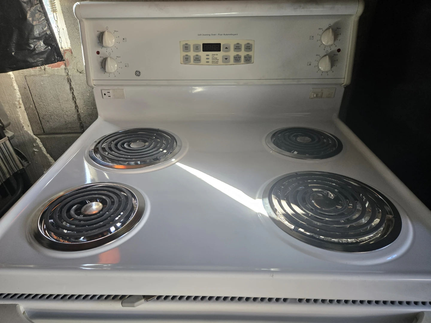 GE  (General Electric) White Stove - photo 2
