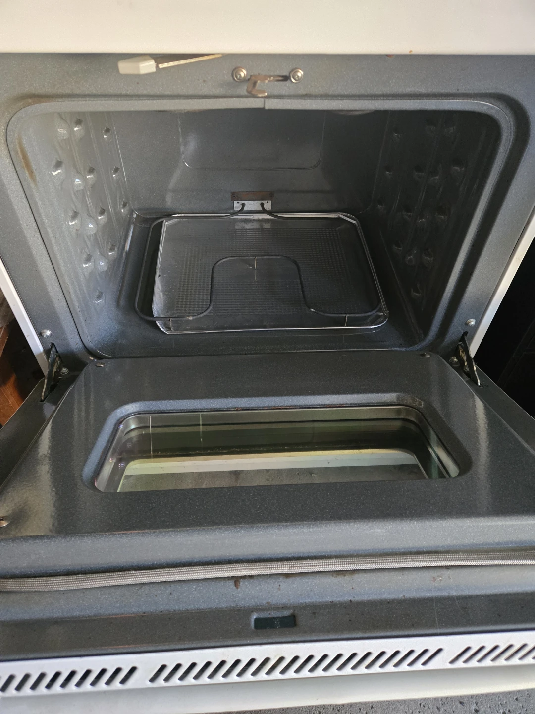 GE  (General Electric) White Stove - photo 4