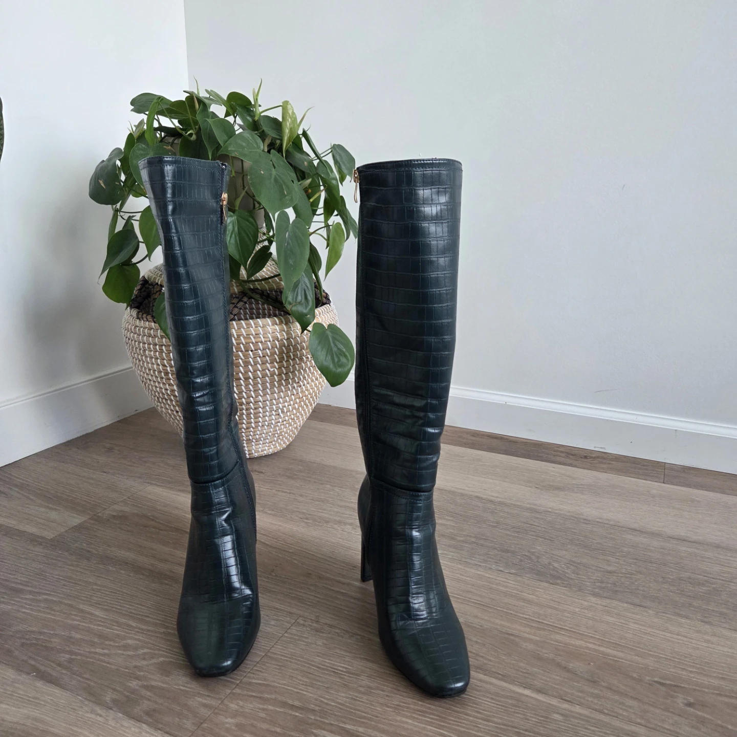 Women's Knee-High Boots Green Croc Embossed Size 8