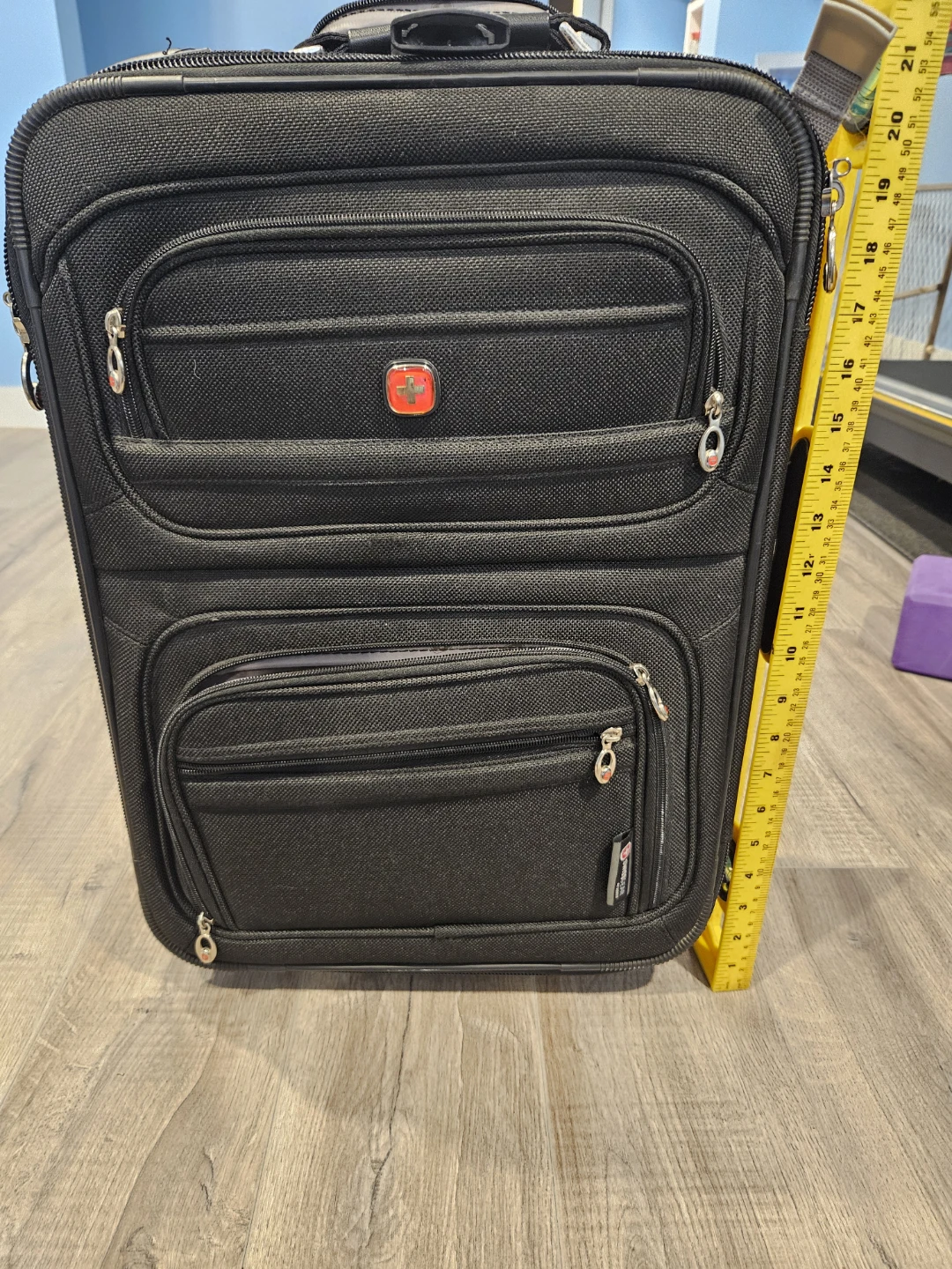 Swissgear luggage please read the ad