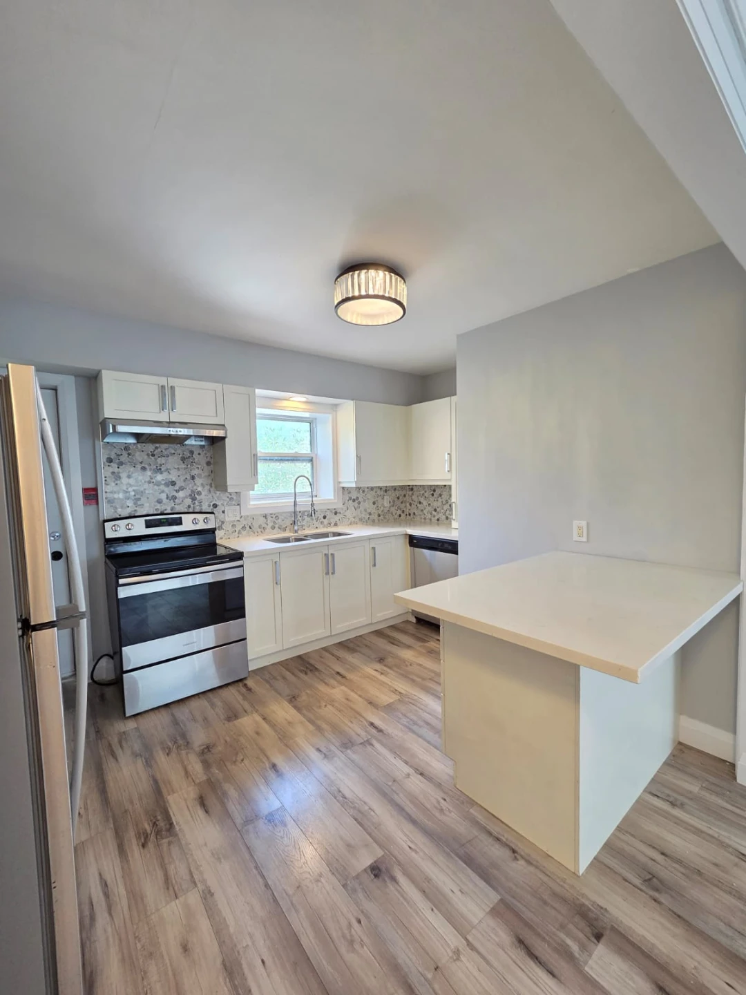 Queenston/Red Hill Area 2 bed, 1 bath